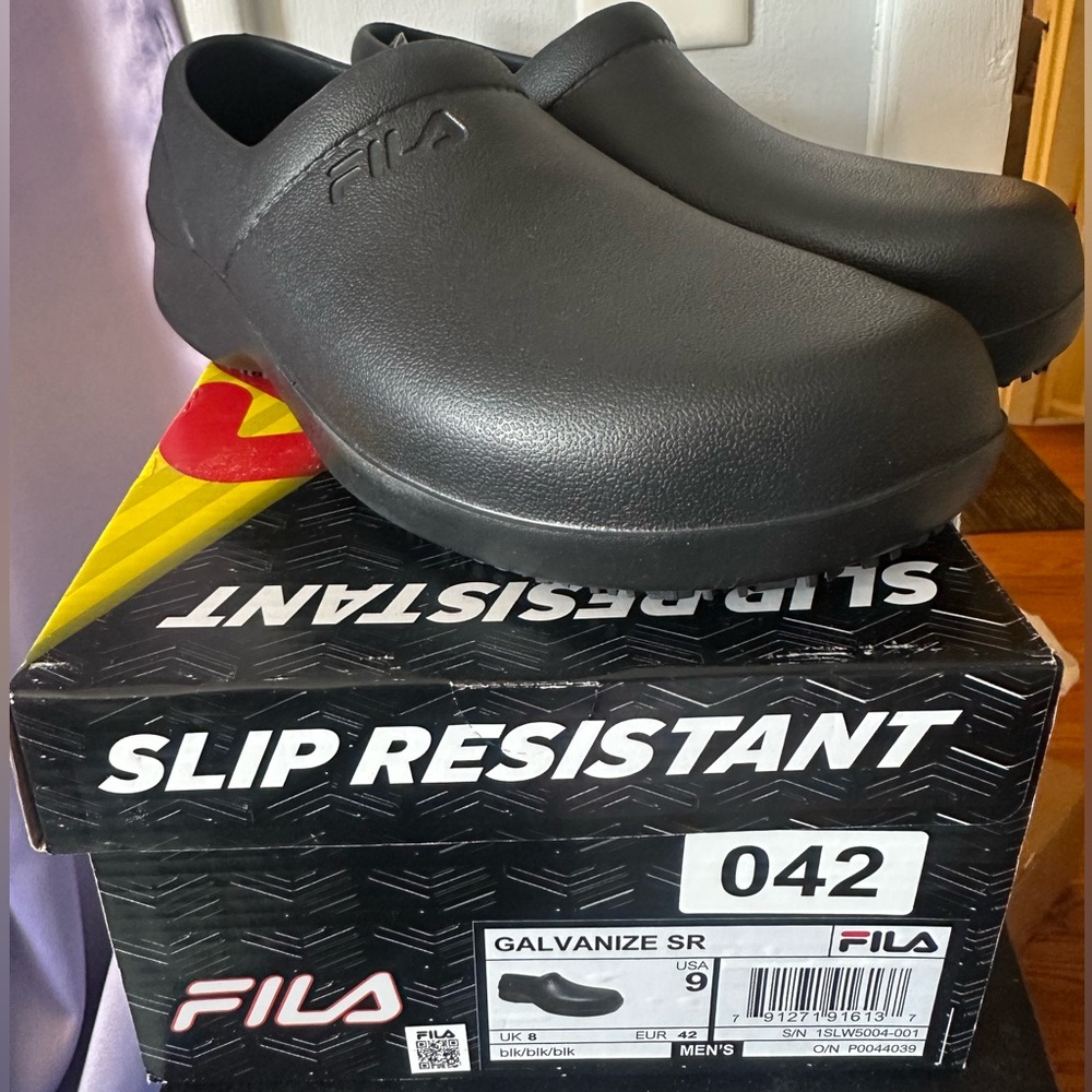 Fila Men's Black Slip Resistant Shoes size 9